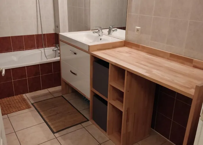 Joli Dans Quartier Calme De Appartement *